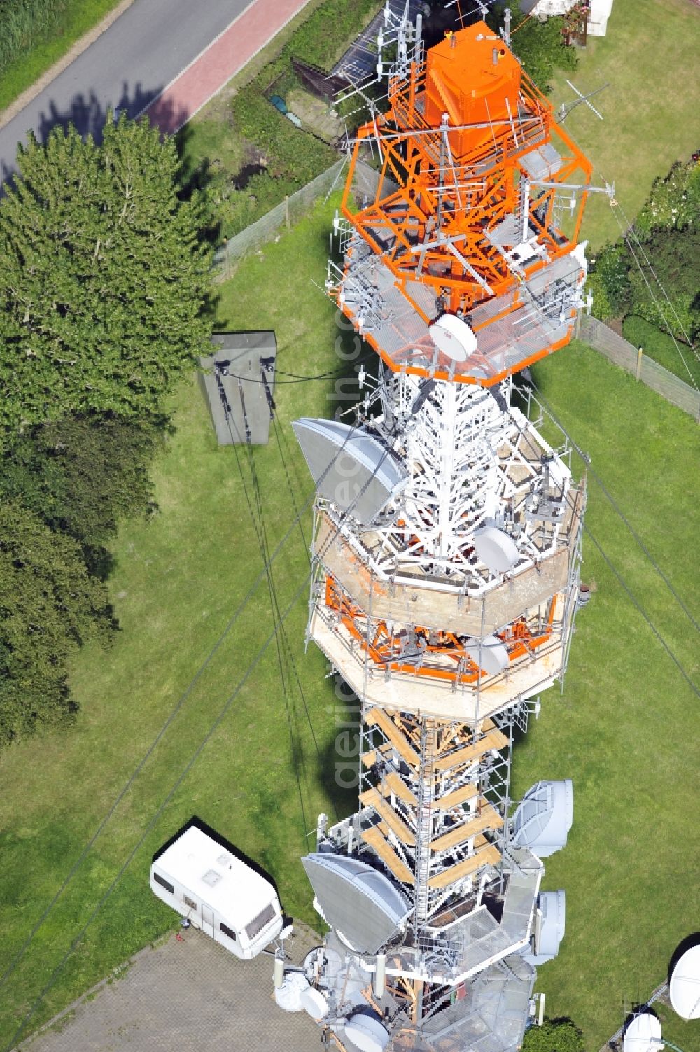 Aerial photograph Garding - Blick auf den Umsetzer/ Sendemast Garding auch bekannt als Fernsehsender Eiderstedt. Die Sanierungsarbeiten wurden ausgeführt durch die Firma Werner Diener GmbH & Co. Industrieanstrich KG. Restoration works on the broadcasting tower / transmitter mast Garding.