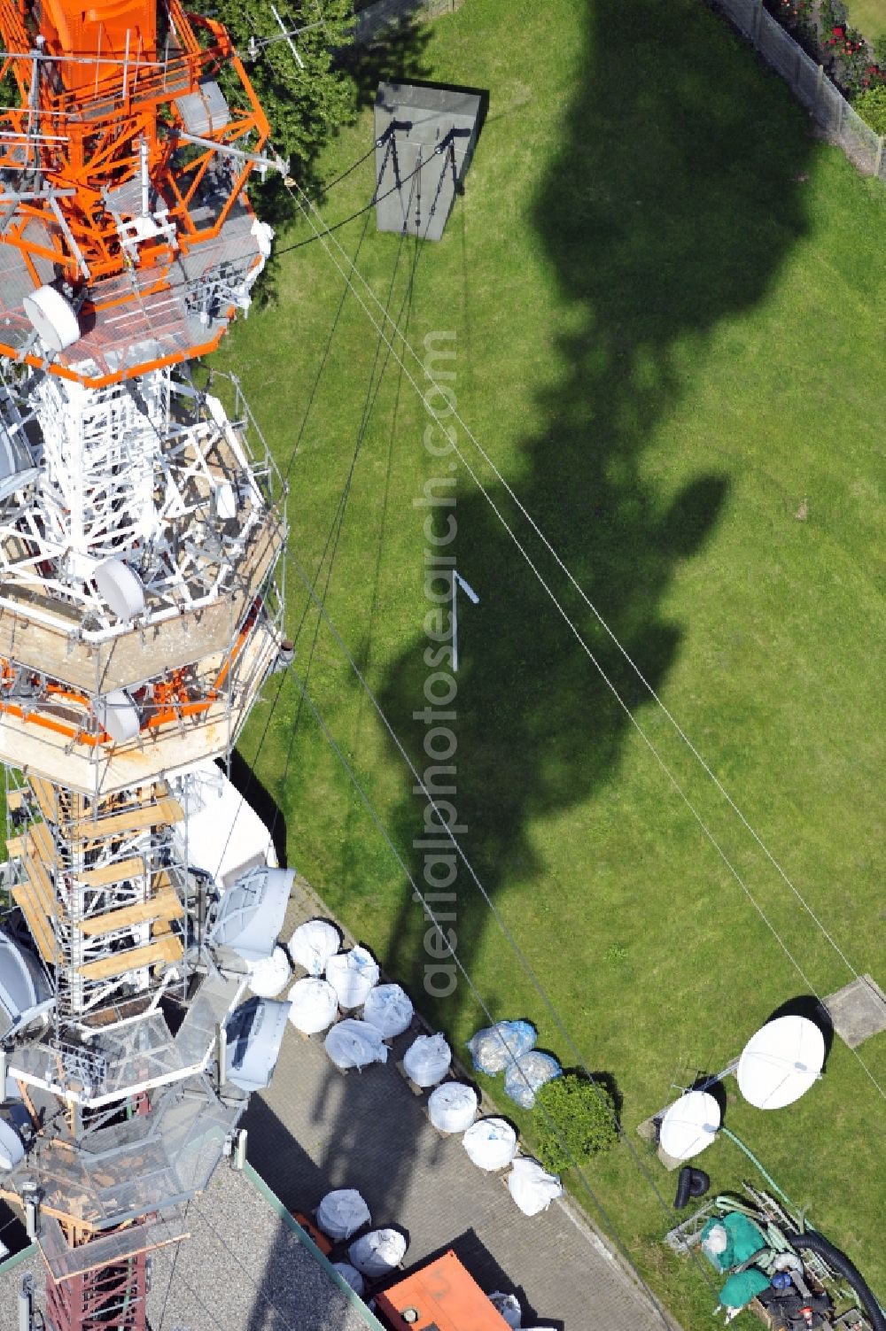 Garding from above - Blick auf den Umsetzer/ Sendemast Garding auch bekannt als Fernsehsender Eiderstedt. Die Sanierungsarbeiten wurden ausgeführt durch die Firma Werner Diener GmbH & Co. Industrieanstrich KG. Restoration works on the broadcasting tower / transmitter mast Garding.