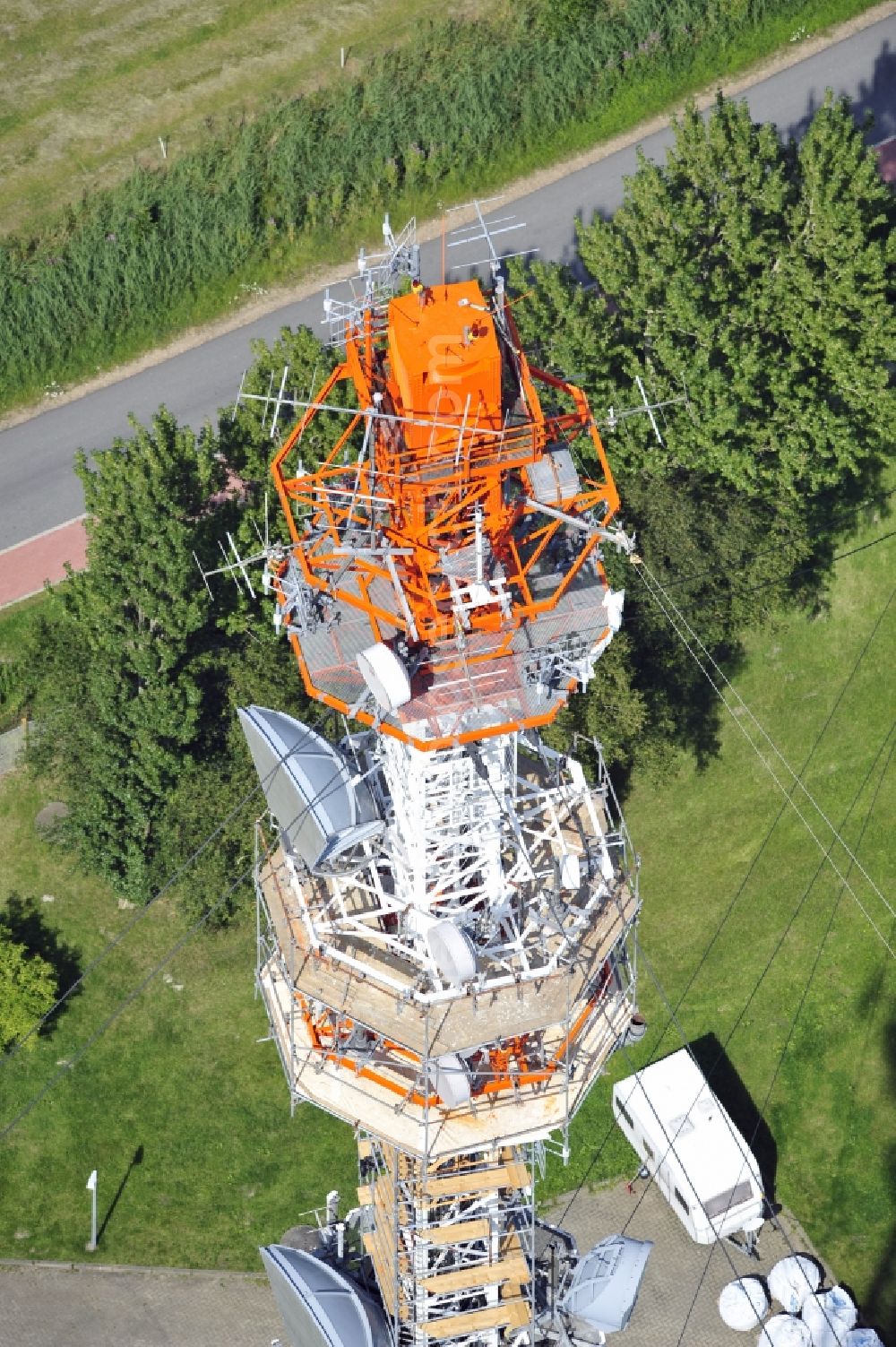 Garding from the bird's eye view: Blick auf den Umsetzer/ Sendemast Garding auch bekannt als Fernsehsender Eiderstedt. Die Sanierungsarbeiten wurden ausgeführt durch die Firma Werner Diener GmbH & Co. Industrieanstrich KG. Restoration works on the broadcasting tower / transmitter mast Garding.