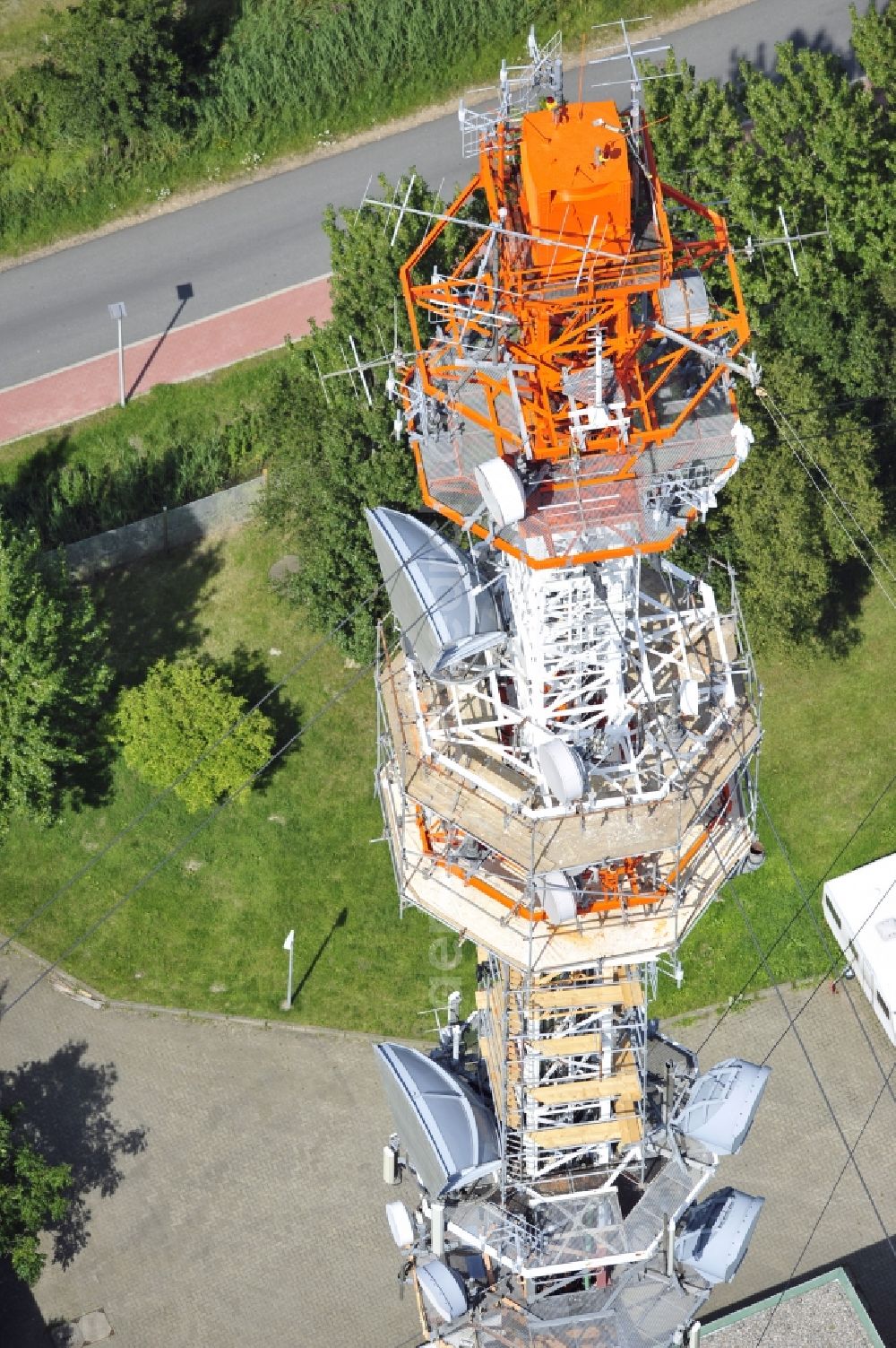 Aerial image Garding - Blick auf den Umsetzer/ Sendemast Garding auch bekannt als Fernsehsender Eiderstedt. Die Sanierungsarbeiten wurden ausgeführt durch die Firma Werner Diener GmbH & Co. Industrieanstrich KG. Restoration works on the broadcasting tower / transmitter mast Garding.