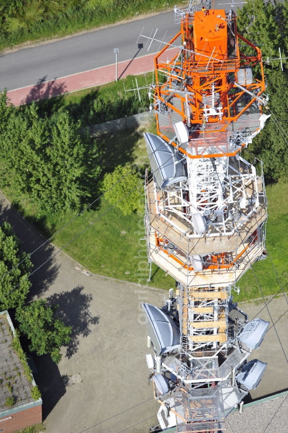 Aerial photograph Garding - Blick auf den Umsetzer/ Sendemast Garding auch bekannt als Fernsehsender Eiderstedt. Die Sanierungsarbeiten wurden ausgeführt durch die Firma Werner Diener GmbH & Co. Industrieanstrich KG. Restoration works on the broadcasting tower / transmitter mast Garding.