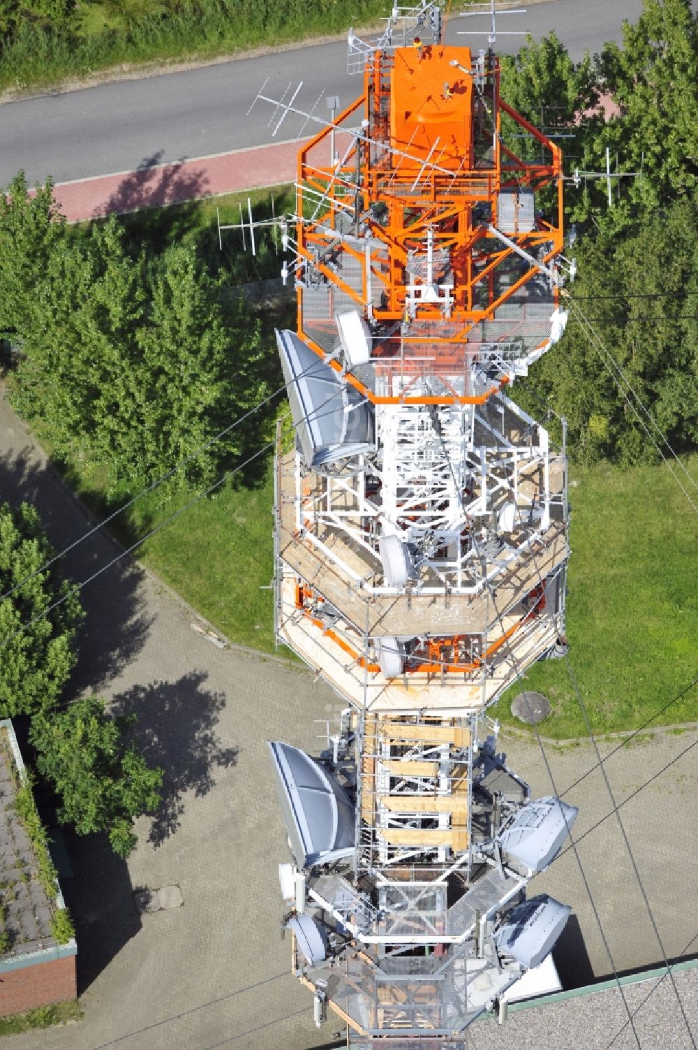 Garding from above - Blick auf den Umsetzer/ Sendemast Garding auch bekannt als Fernsehsender Eiderstedt. Die Sanierungsarbeiten wurden ausgeführt durch die Firma Werner Diener GmbH & Co. Industrieanstrich KG. Restoration works on the broadcasting tower / transmitter mast Garding.