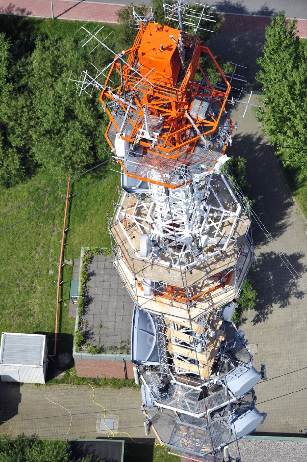 Garding from the bird's eye view: Blick auf den Umsetzer/ Sendemast Garding auch bekannt als Fernsehsender Eiderstedt. Die Sanierungsarbeiten wurden ausgeführt durch die Firma Werner Diener GmbH & Co. Industrieanstrich KG. Restoration works on the broadcasting tower / transmitter mast Garding.