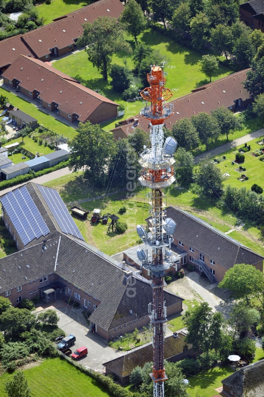 Garding from the bird's eye view: Blick auf den Umsetzer/ Sendemast Garding auch bekannt als Fernsehsender Eiderstedt. Die Sanierungsarbeiten wurden ausgeführt durch die Firma Werner Diener GmbH & Co. Industrieanstrich KG. Restoration works on the broadcasting tower / transmitter mast Garding.