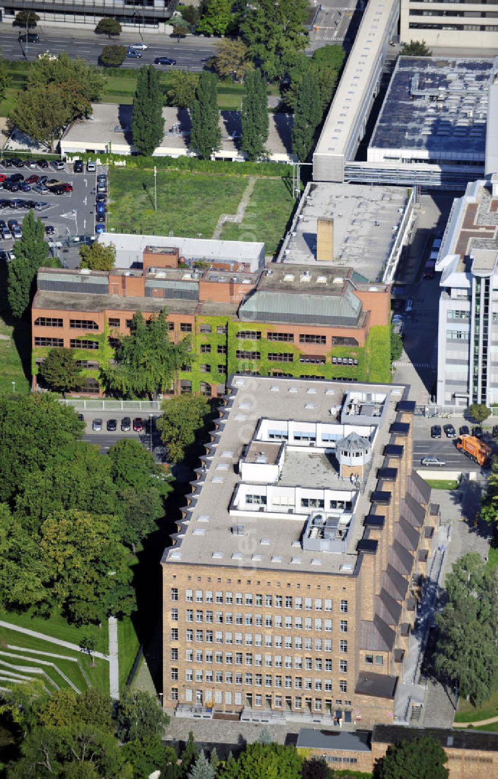 Aerial image Berlin - Blick auf das ehemalige Umspannwerk Scharnhorst in Berlin-Wedding, das seit 1990 als Bürogebäude für Vattenfall genutzt wird. View to the former substation Scharnhorst in Berlin-Wedding, wich is now used as an office building for the company Vattenfall.