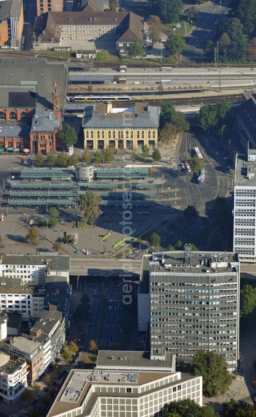 Bremen from the bird's eye view: Sicht auf den Sitz des Umwelt-und Solzialressorts Bremen. Das ehemalige Siemens-Hochhaus im Contrescarpe 72 ist mit 61 Metern eines der höchsten Gebäude in Bremen. View to the seat of the Environment Department and Socialressort in Bremen. The former Siemens-Highrise in the Contrescarpe 72 is 61 metres high and is one of the tallest buildings in Bremen.