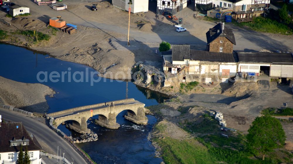 Rech from the bird's eye view: Destruction landscape on the river - bridge construction to cross the Ahr Nepomukbruecke on the Brueckenstrasse almost a year after the flood disaster in Rech im Ahrtal in the state Rhineland-Palatinate, Germany