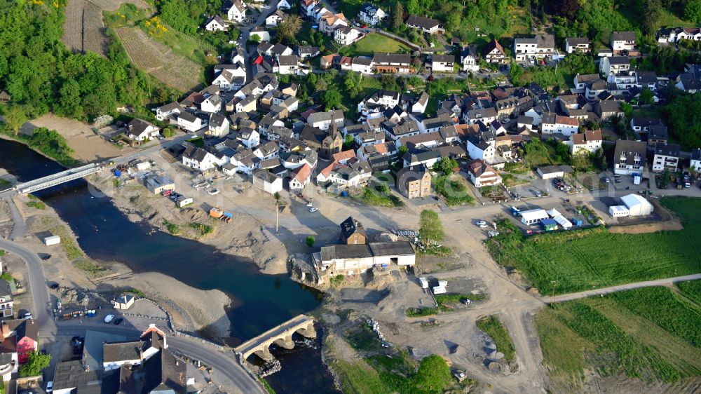 Rech from the bird's eye view: Destruction landscape on the river - bridge construction to cross the Ahr Nepomukbruecke on the Brueckenstrasse almost a year after the flood disaster in Rech im Ahrtal in the state Rhineland-Palatinate, Germany