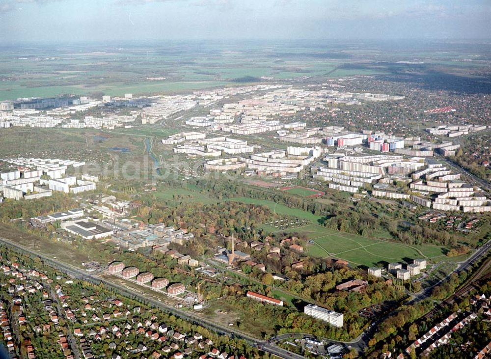 Berlin - Biesdorf from above - Unfallklinik Marzahn und Griesinger Krankenhaus am Blumberger Damm in Berlin - Biesdorf.