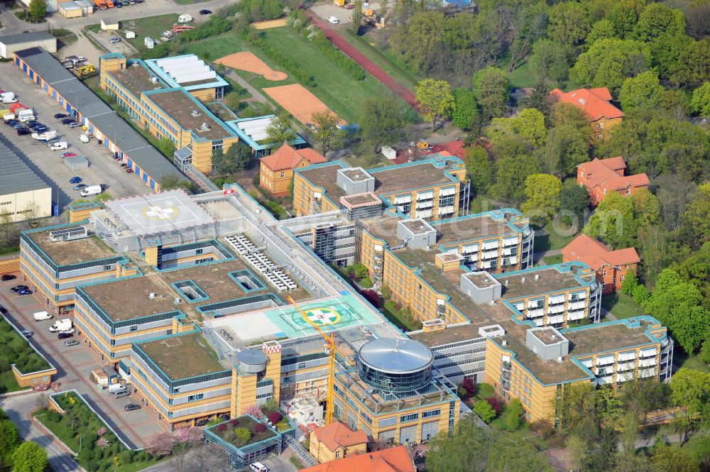 Berlin - Marzahn from the bird's eye view: Unfallkrankenhaus Berlin UKB Marzahn mit Hubschrauber- bzw. Helikopterlandeplatz in Berlin-Biesdorf. Die berufsgenossenschaftliche Unfallklinik ist ein akademisches Lehrkrankenhaus der Charité-Universitätsmedizin Berlin. Accident hospital Berlin Marzahn with a helipad in the district Biesdorf.