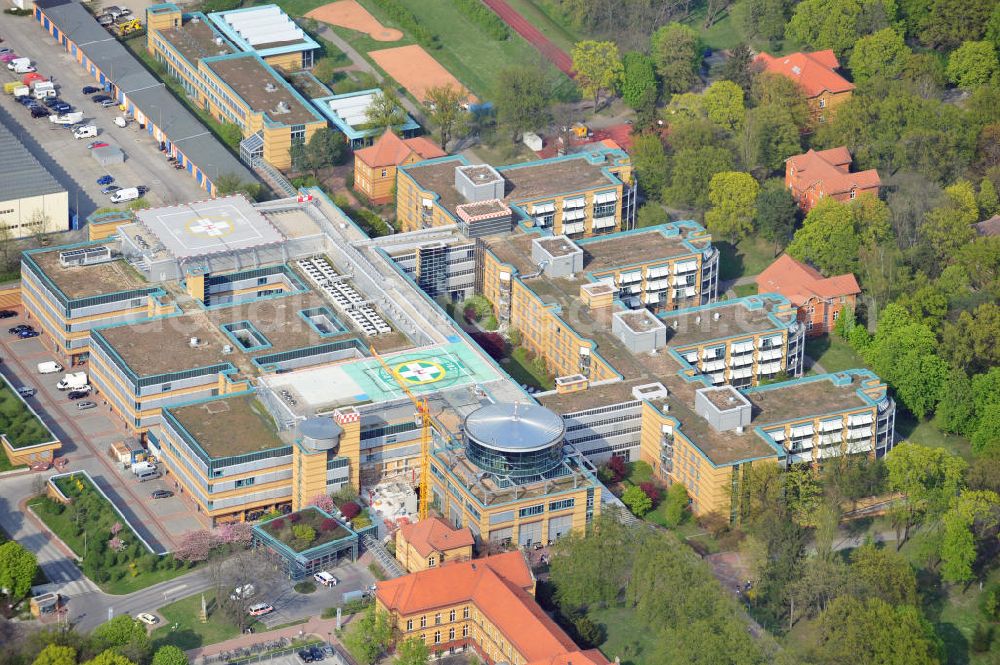 Aerial image Berlin - Marzahn - Unfallkrankenhaus Berlin UKB Marzahn mit Hubschrauber- bzw. Helikopterlandeplatz in Berlin-Biesdorf. Die berufsgenossenschaftliche Unfallklinik ist ein akademisches Lehrkrankenhaus der Charité-Universitätsmedizin Berlin. Accident hospital Berlin Marzahn with a helipad in the district Biesdorf.