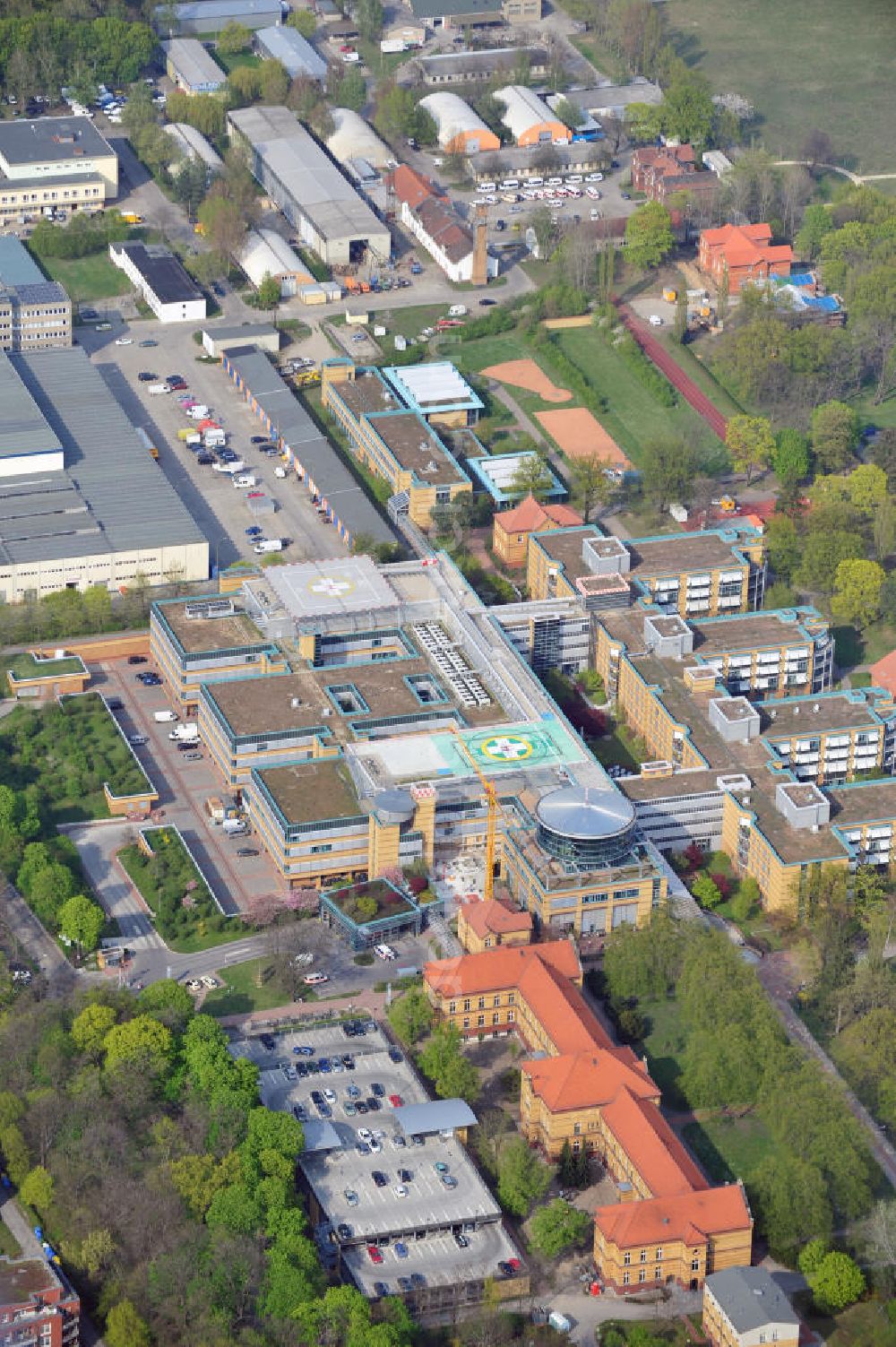 Aerial photograph Berlin - Marzahn - Unfallkrankenhaus Berlin UKB Marzahn mit Hubschrauber- bzw. Helikopterlandeplatz in Berlin-Biesdorf. Die berufsgenossenschaftliche Unfallklinik ist ein akademisches Lehrkrankenhaus der Charité-Universitätsmedizin Berlin. Accident hospital Berlin Marzahn with a helipad in the district Biesdorf.