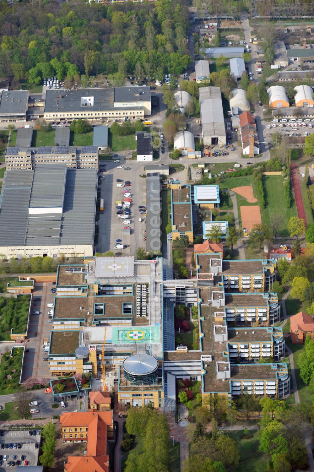 Berlin - Marzahn from above - Unfallkrankenhaus Berlin UKB Marzahn mit Hubschrauber- bzw. Helikopterlandeplatz in Berlin-Biesdorf. Die berufsgenossenschaftliche Unfallklinik ist ein akademisches Lehrkrankenhaus der Charité-Universitätsmedizin Berlin. Accident hospital Berlin Marzahn with a helipad in the district Biesdorf.