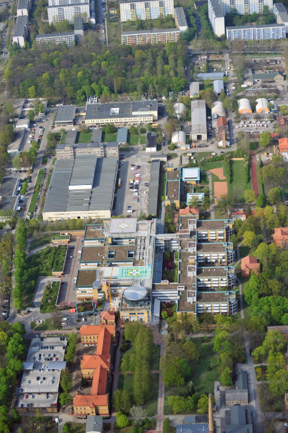 Berlin - Marzahn from the bird's eye view: Unfallkrankenhaus Berlin UKB Marzahn mit Hubschrauber- bzw. Helikopterlandeplatz in Berlin-Biesdorf. Die berufsgenossenschaftliche Unfallklinik ist ein akademisches Lehrkrankenhaus der Charité-Universitätsmedizin Berlin. Accident hospital Berlin Marzahn with a helipad in the district Biesdorf.