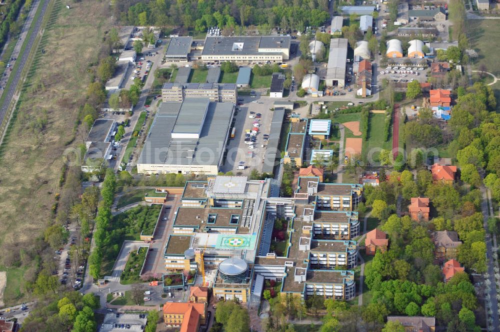 Aerial image Berlin - Marzahn - Unfallkrankenhaus Berlin UKB Marzahn mit Hubschrauber- bzw. Helikopterlandeplatz in Berlin-Biesdorf. Die berufsgenossenschaftliche Unfallklinik ist ein akademisches Lehrkrankenhaus der Charité-Universitätsmedizin Berlin. Accident hospital Berlin Marzahn with a helipad in the district Biesdorf.