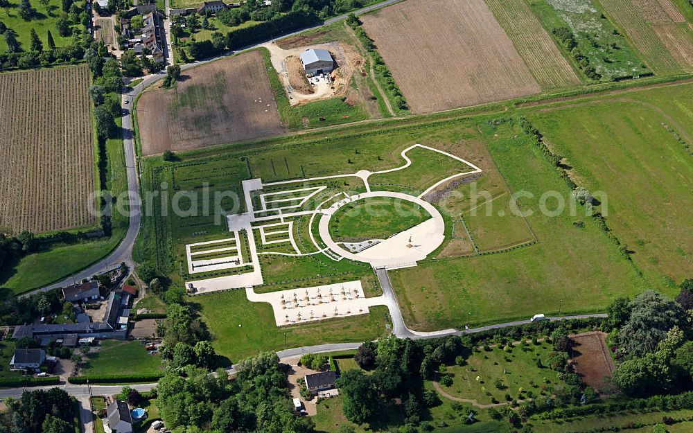 Aerial photograph Amboise - Ein unfertiger landschaftsgärtnerisch gestalteter Friedhof mit dem Namen Cimetière paysager de la Grille Dorée in Amboise im Loiretal im Departement Indre-et-Loire. An inchoate cementery with the name Cimetière paysager de la Grille Dorée in Amboise in the Departement Indre-et-Loire.