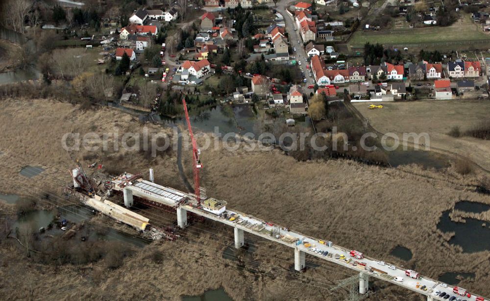 Aerial photograph Osendorf - Elsteraue, Blick auf die Unglücksstelle beim Ausbau der ICE Strecke. An der Baustelle des ICE - Viaduktes bei Osendorf sind beim Einsturz eines Krans und eines Baugerüsts zwölf Bauarbeiter verletzt worden, einer davon schwer. Nach Polizeiangaben war der Kran umgestürzt und riss das etwa 1000 Tonnen schwere Gerüst mit sich. Look at the crash site in the development of the trail near Osendorf / Germany.At the construction site of the ICE - viaduct at Osendorfer are injured in the collapse of a crane and a scaffolding construction workers.