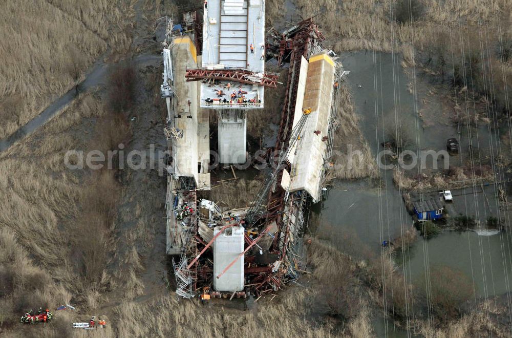 Osendorf from above - Elsteraue, Blick auf die Unglücksstelle beim Ausbau der ICE Strecke. An der Baustelle des ICE - Viaduktes bei Osendorf sind beim Einsturz eines Krans und eines Baugerüsts zwölf Bauarbeiter verletzt worden, einer davon schwer. Nach Polizeiangaben war der Kran umgestürzt und riss das etwa 1000 Tonnen schwere Gerüst mit sich. Look at the crash site in the development of the trail near Osendorf / Germany.At the construction site of the ICE - viaduct at Osendorfer are injured in the collapse of a crane and a scaffolding construction workers.