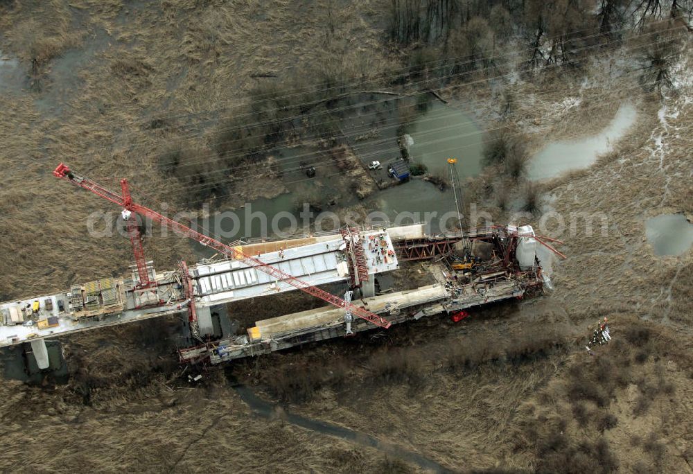 Osendorf from the bird's eye view: Elsteraue, Blick auf die Unglücksstelle beim Ausbau der ICE Strecke. An der Baustelle des ICE - Viaduktes bei Osendorf sind beim Einsturz eines Krans und eines Baugerüsts zwölf Bauarbeiter verletzt worden, einer davon schwer. Nach Polizeiangaben war der Kran umgestürzt und riss das etwa 1000 Tonnen schwere Gerüst mit sich. Look at the crash site in the development of the trail near Osendorf / Germany.At the construction site of the ICE - viaduct at Osendorfer are injured in the collapse of a crane and a scaffolding construction workers.