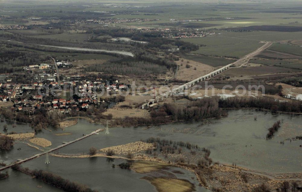 Aerial photograph Osendorf - Elsteraue, Blick auf die Unglücksstelle beim Ausbau der ICE Strecke. An der Baustelle des ICE - Viaduktes bei Osendorf sind beim Einsturz eines Krans und eines Baugerüsts zwölf Bauarbeiter verletzt worden, einer davon schwer. Nach Polizeiangaben war der Kran umgestürzt und riss das etwa 1000 Tonnen schwere Gerüst mit sich. Look at the crash site in the development of the trail near Osendorf / Germany.At the construction site of the ICE - viaduct at Osendorfer are injured in the collapse of a crane and a scaffolding construction workers.