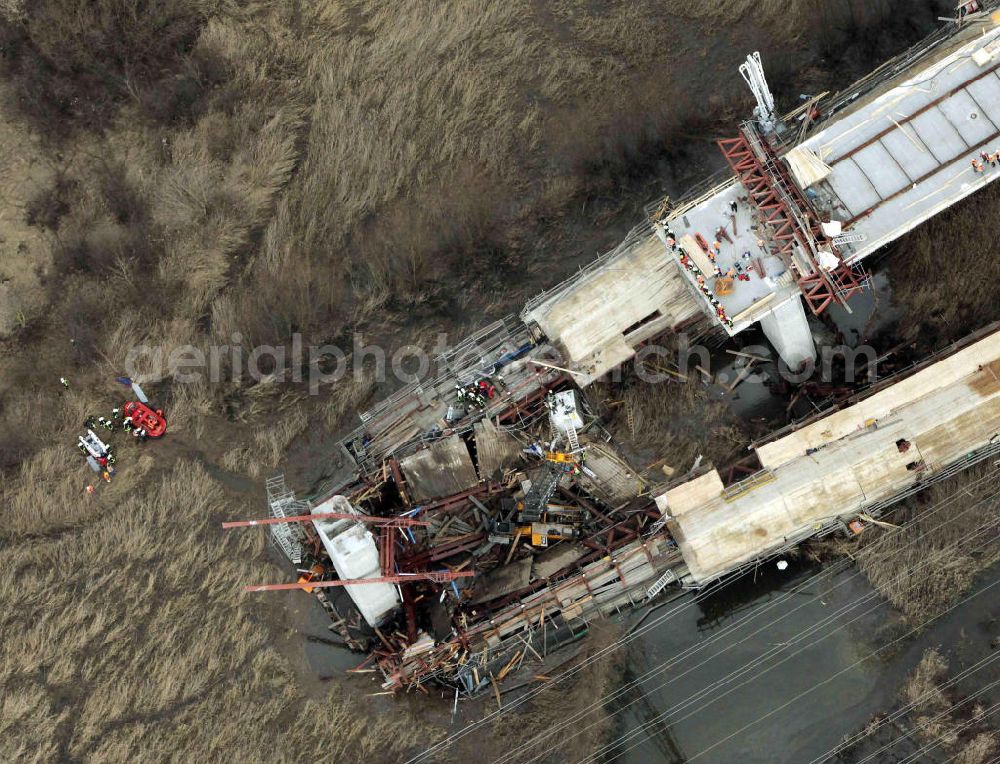 Osendorf from above - Elsteraue, Blick auf die Unglücksstelle beim Ausbau der ICE Strecke. An der Baustelle des ICE - Viaduktes bei Osendorf sind beim Einsturz eines Krans und eines Baugerüsts zwölf Bauarbeiter verletzt worden, einer davon schwer. Nach Polizeiangaben war der Kran umgestürzt und riss das etwa 1000 Tonnen schwere Gerüst mit sich. Look at the crash site in the development of the trail near Osendorf / Germany.At the construction site of the ICE - viaduct at Osendorfer are injured in the collapse of a crane and a scaffolding construction workers.