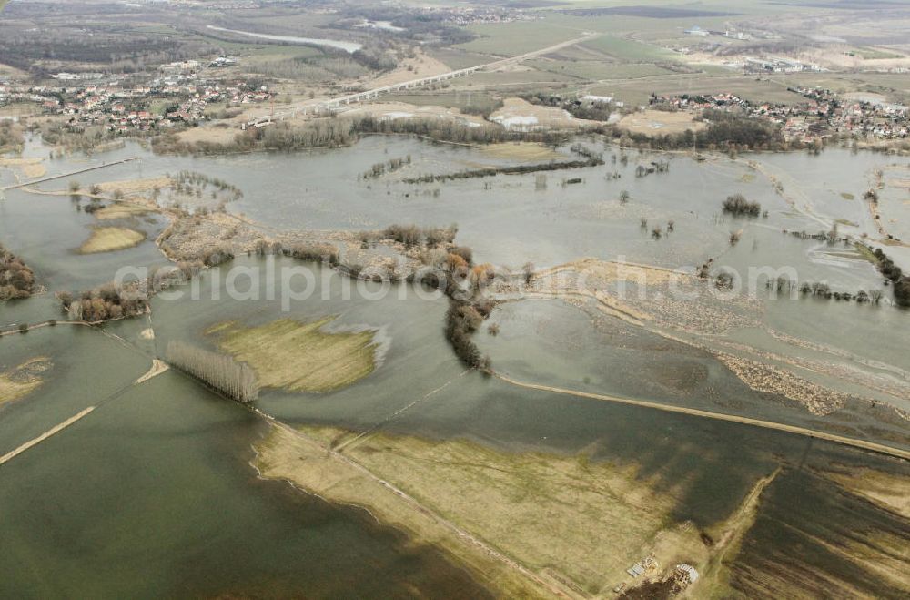 Aerial photograph Halle Osendorf - Blick auf die Unglücksstelle beim Ausbau der ICE Strecke bei Elsteraue Osendorf. An einer ICE-Baustelle bei Halle sind beim Einsturz eines Krans und eines Baugerüsts zwölf Bauarbeiter verletzt worden, einer davon schwer. Nach Polizeiangaben war der Kran umgestürzt und riss das etwa 1000 Tonnen schwere Gerüst mit sich. View the crash site in the development of the ICE line at Elsteraue Osendorf.