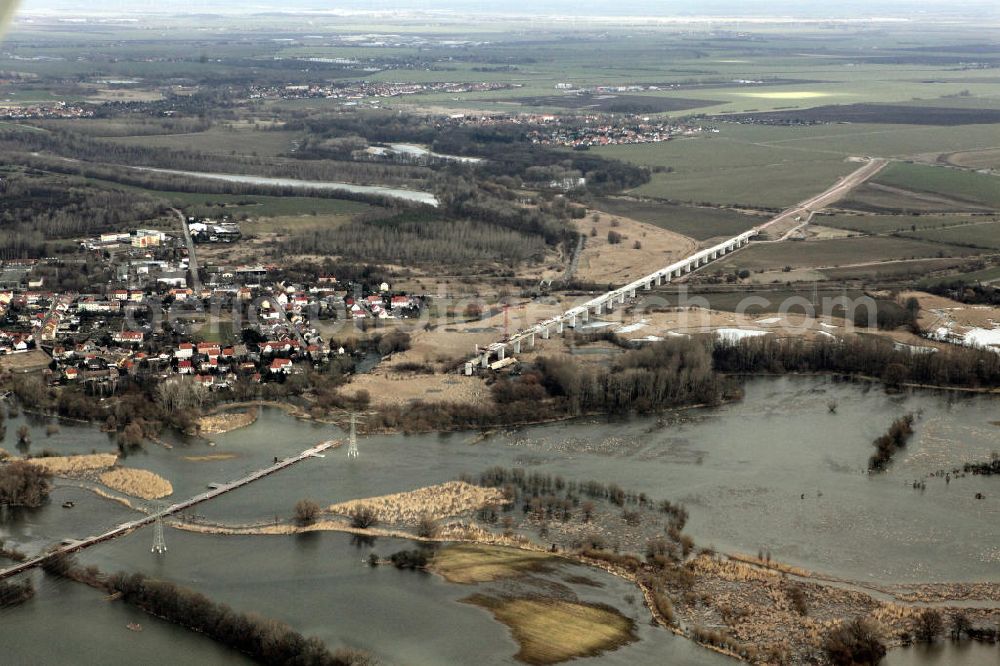 Halle Osendorf from above - Blick auf die Unglücksstelle beim Ausbau der ICE Strecke bei Elsteraue Osendorf. An einer ICE-Baustelle bei Halle sind beim Einsturz eines Krans und eines Baugerüsts zwölf Bauarbeiter verletzt worden, einer davon schwer. Nach Polizeiangaben war der Kran umgestürzt und riss das etwa 1000 Tonnen schwere Gerüst mit sich. View the crash site in the development of the ICE line at Elsteraue Osendorf.