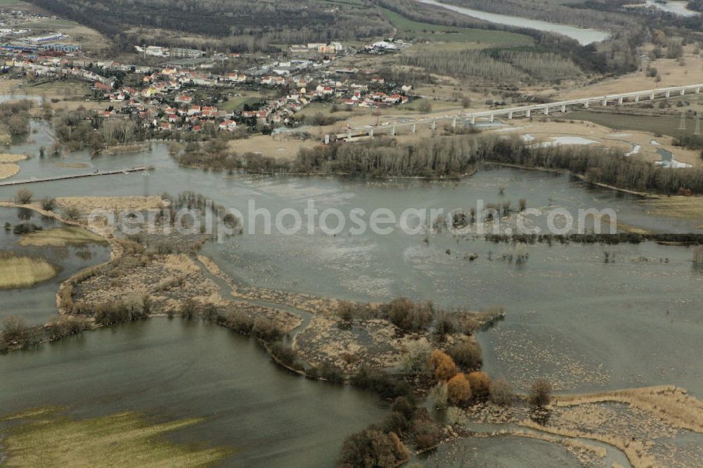 Aerial image Halle Osendorf - Blick auf die Unglücksstelle beim Ausbau der ICE Strecke bei Elsteraue Osendorf. An einer ICE-Baustelle bei Halle sind beim Einsturz eines Krans und eines Baugerüsts zwölf Bauarbeiter verletzt worden, einer davon schwer. Nach Polizeiangaben war der Kran umgestürzt und riss das etwa 1000 Tonnen schwere Gerüst mit sich. View the crash site in the development of the ICE line at Elsteraue Osendorf.