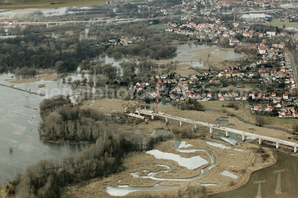 Halle Osendorf from above - Blick auf die Unglücksstelle beim Ausbau der ICE Strecke bei Elsteraue Osendorf. An einer ICE-Baustelle bei Halle sind beim Einsturz eines Krans und eines Baugerüsts zwölf Bauarbeiter verletzt worden, einer davon schwer. Nach Polizeiangaben war der Kran umgestürzt und riss das etwa 1000 Tonnen schwere Gerüst mit sich. View the crash site in the development of the ICE line at Elsteraue Osendorf.