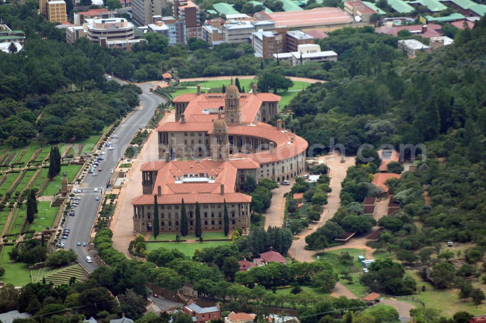 Pretoria from above - Blick auf die Union Buildings / Gewerkschaft bzw. Regierungsgebäude in Pretoria in der Provinz Gauteng dem Sitz der südafrikanischen Regierung. In den Union Buildings befinden sich außerdem Amtsräume des Präsidenten der Republik Südafrika. View of the Union Buildings in Pretoria, the seat of the South African government in the capital of South Africa.