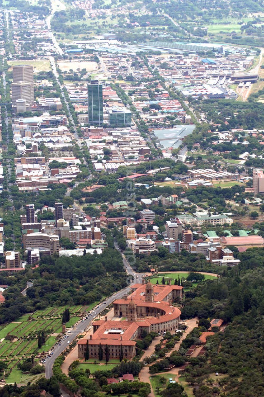 Pretoria from above - Blick auf die Union Buildings / Gewerkschaft bzw. Regierungsgebäude in Pretoria in der Provinz Gauteng dem Sitz der südafrikanischen Regierung. In den Union Buildings befinden sich außerdem Amtsräume des Präsidenten der Republik Südafrika. View of the Union Buildings in Pretoria, the seat of the South African government in the capital of South Africa.