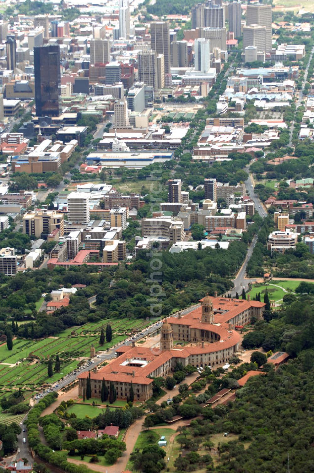 Pretoria from the bird's eye view: Blick auf die Union Buildings / Gewerkschaft bzw. Regierungsgebäude in Pretoria in der Provinz Gauteng dem Sitz der südafrikanischen Regierung. In den Union Buildings befinden sich außerdem Amtsräume des Präsidenten der Republik Südafrika. View of the Union Buildings in Pretoria, the seat of the South African government in the capital of South Africa.