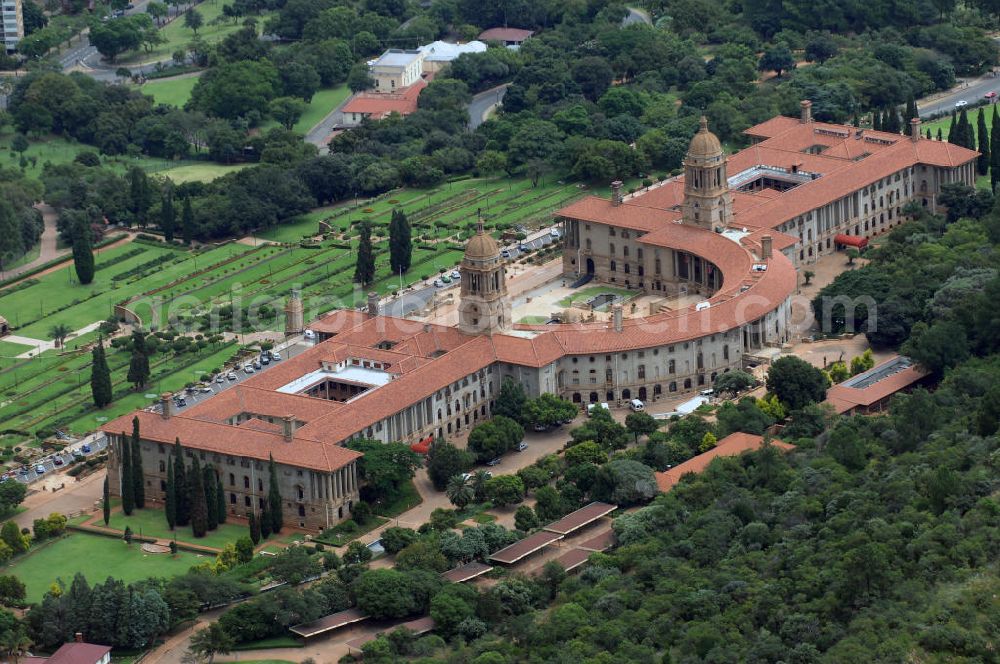 Pretoria from above - Blick auf die Union Buildings / Gewerkschaft bzw. Regierungsgebäude in Pretoria in der Provinz Gauteng dem Sitz der südafrikanischen Regierung. In den Union Buildings befinden sich außerdem Amtsräume des Präsidenten der Republik Südafrika. View of the Union Buildings in Pretoria, the seat of the South African government in the capital of South Africa.