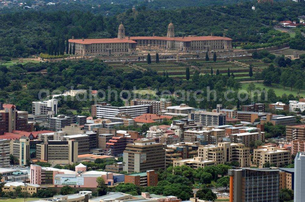 Pretoria from above - Blick auf die Union Buildings / Gewerkschaft bzw. Regierungsgebäude in Pretoria in der Provinz Gauteng dem Sitz der südafrikanischen Regierung. In den Union Buildings befinden sich außerdem Amtsräume des Präsidenten der Republik Südafrika. View of the Union Buildings in Pretoria, the seat of the South African government in the capital of South Africa.