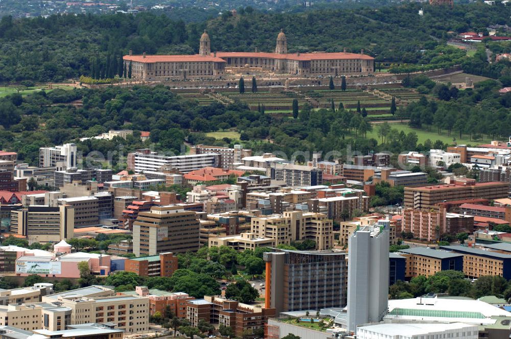 Pretoria from the bird's eye view: Blick auf die Union Buildings / Gewerkschaft bzw. Regierungsgebäude in Pretoria in der Provinz Gauteng dem Sitz der südafrikanischen Regierung. In den Union Buildings befinden sich außerdem Amtsräume des Präsidenten der Republik Südafrika. View of the Union Buildings in Pretoria, the seat of the South African government in the capital of South Africa.