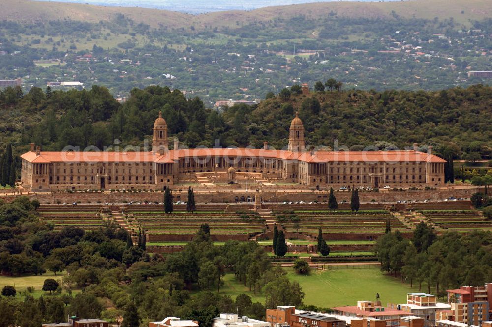 Pretoria from above - Blick auf die Union Buildings / Gewerkschaft bzw. Regierungsgebäude in Pretoria in der Provinz Gauteng dem Sitz der südafrikanischen Regierung. In den Union Buildings befinden sich außerdem Amtsräume des Präsidenten der Republik Südafrika. View of the Union Buildings in Pretoria, the seat of the South African government in the capital of South Africa.