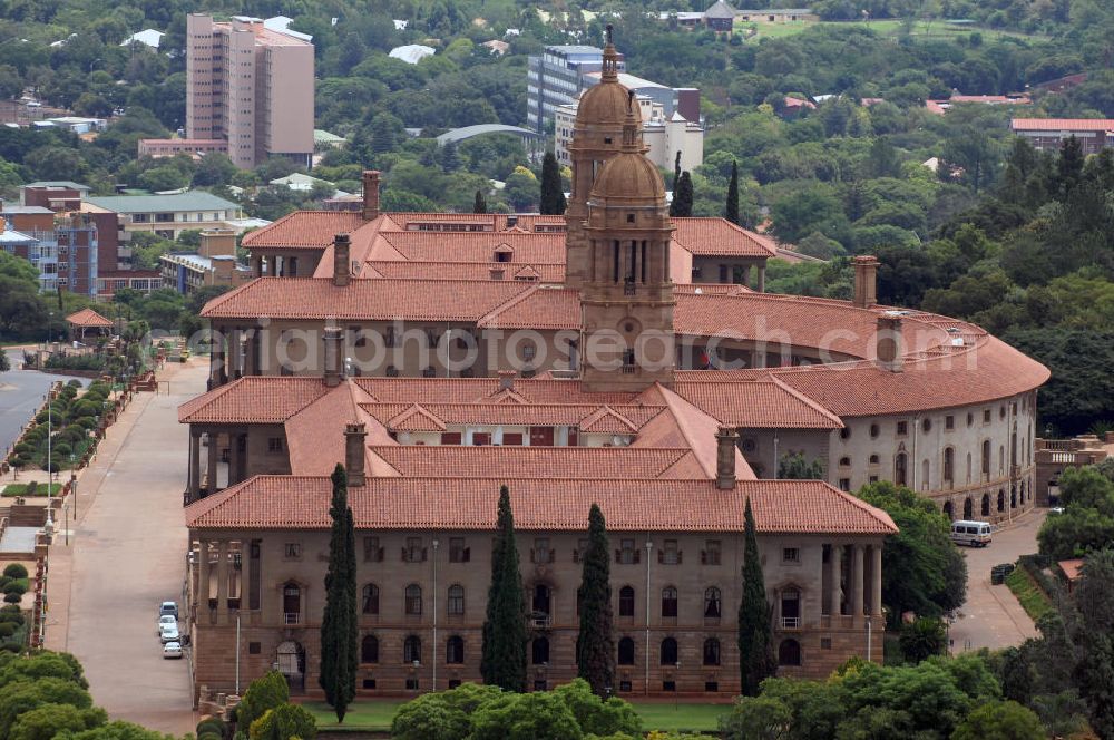 Pretoria from above - Blick auf die Union Buildings / Gewerkschaft bzw. Regierungsgebäude in Pretoria in der Provinz Gauteng dem Sitz der südafrikanischen Regierung. In den Union Buildings befinden sich außerdem Amtsräume des Präsidenten der Republik Südafrika. View of the Union Buildings in Pretoria, the seat of the South African government in the capital of South Africa.