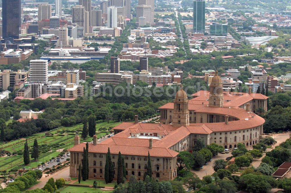 Pretoria from above - Blick auf die Union Buildings / Gewerkschaft bzw. Regierungsgebäude in Pretoria in der Provinz Gauteng dem Sitz der südafrikanischen Regierung. In den Union Buildings befinden sich außerdem Amtsräume des Präsidenten der Republik Südafrika. View of the Union Buildings in Pretoria, the seat of the South African government in the capital of South Africa.