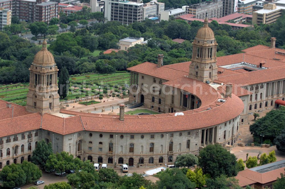 Pretoria from above - Blick auf die Union Buildings / Gewerkschaft bzw. Regierungsgebäude in Pretoria in der Provinz Gauteng dem Sitz der südafrikanischen Regierung. In den Union Buildings befinden sich außerdem Amtsräume des Präsidenten der Republik Südafrika. View of the Union Buildings in Pretoria, the seat of the South African government in the capital of South Africa.