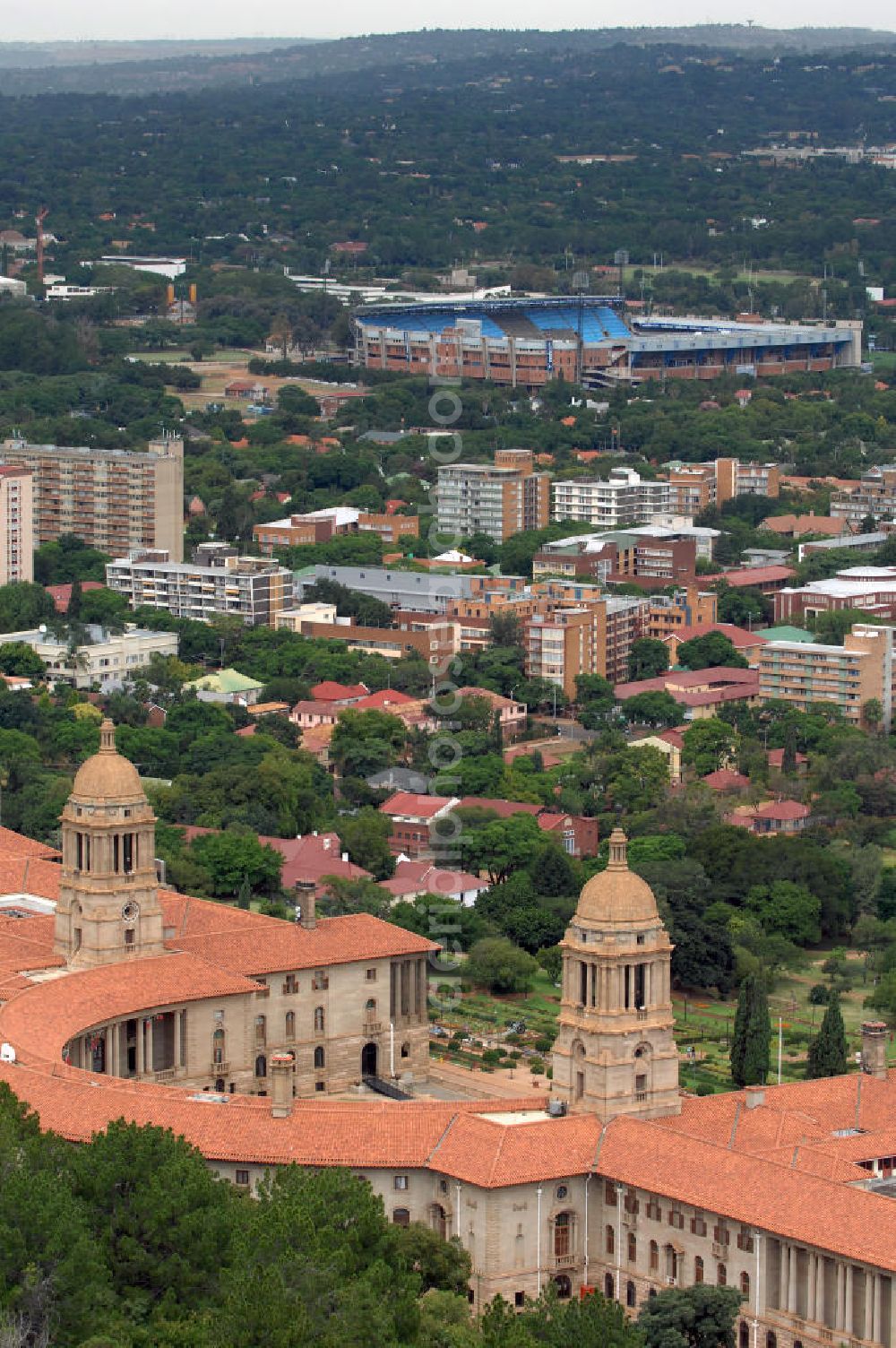 Pretoria from above - Blick auf die Union Buildings / Gewerkschaft bzw. Regierungsgebäude in Pretoria in der Provinz Gauteng dem Sitz der südafrikanischen Regierung. In den Union Buildings befinden sich außerdem Amtsräume des Präsidenten der Republik Südafrika. View of the Union Buildings in Pretoria, the seat of the South African government in the capital of South Africa.