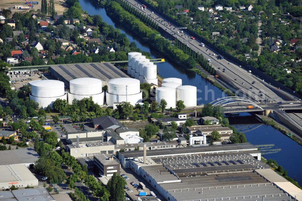 Berlin from above - Heizöl-Tanklager des Unternehmens Unitank am Teltowkanal Stubenrauchstraße in Berlin-Rudow. Fuel oil depot from the Unitank company at the Teltowcanal in Berlin-Rudow.