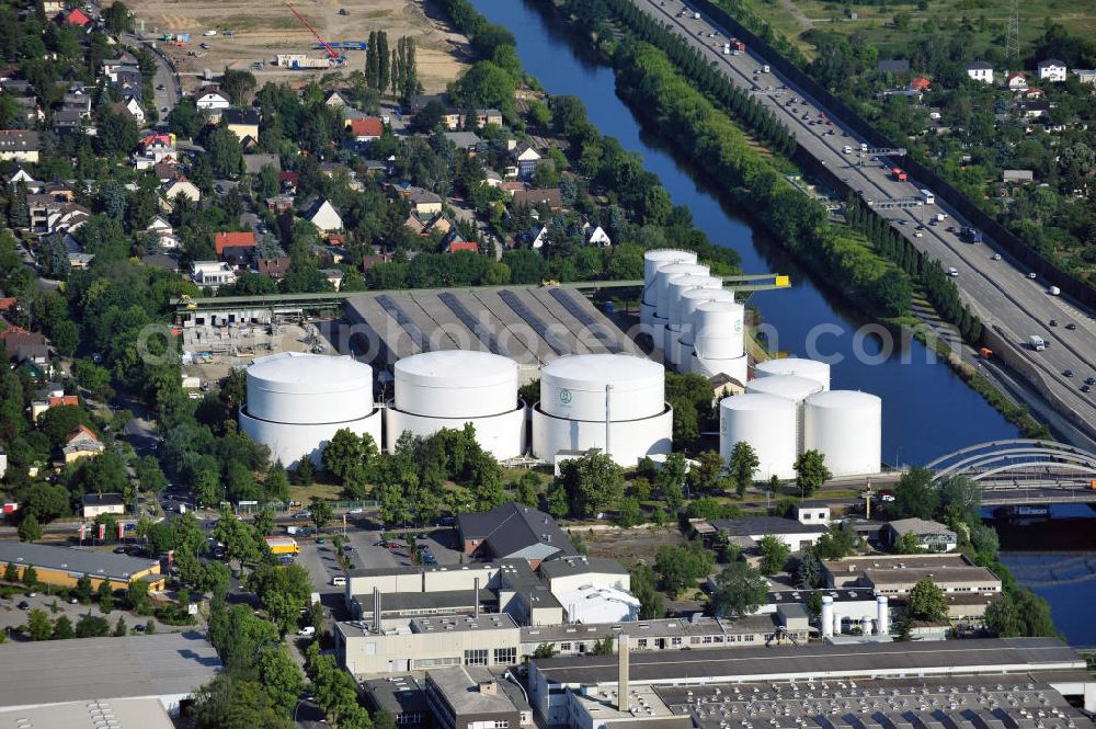 Berlin from the bird's eye view: Heizöl-Tanklager des Unternehmens Unitank am Teltowkanal Stubenrauchstraße in Berlin-Rudow. Fuel oil depot from the Unitank company at the Teltowcanal in Berlin-Rudow.