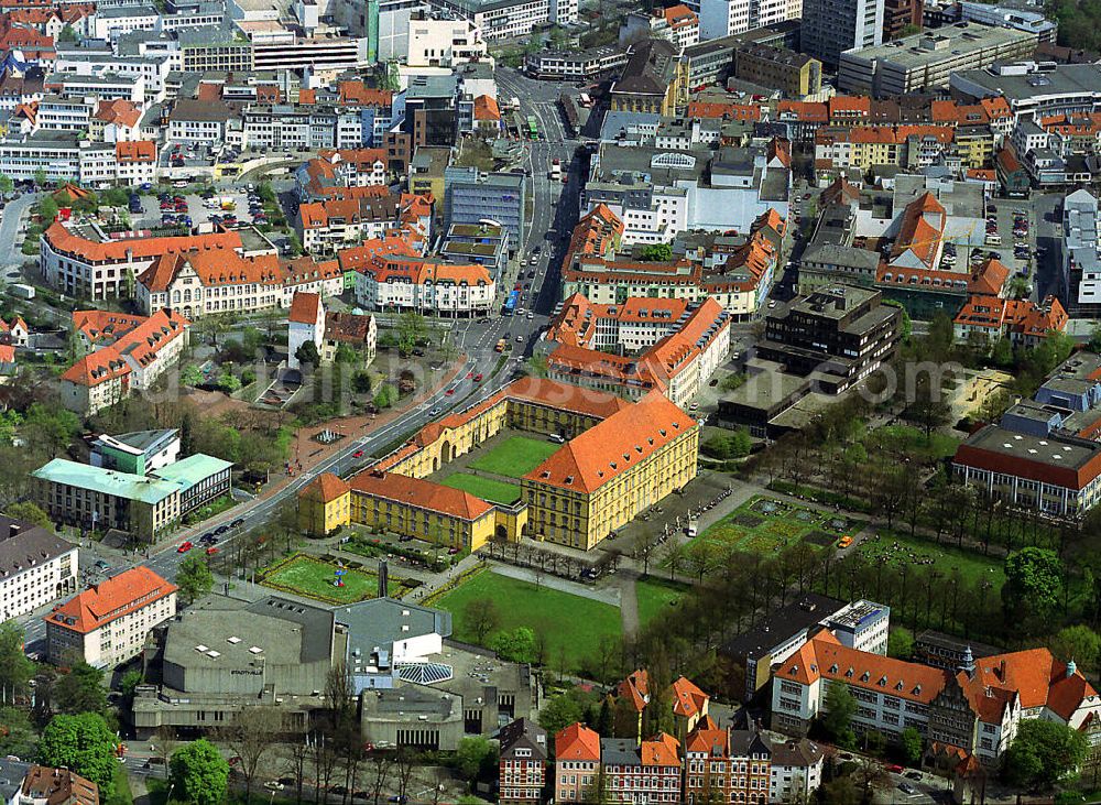 Osnabrück from the bird's eye view: Der Universiät von Osnabrück dient heute das fürstbischöfliche Schloss (1667 .- 1675). Es ist von weiteren modernen Universitätsgebäuden umgeben. Links unten befindet sich die Stadthalle. The Universiät of Osnabrück is now the Episcopal Palace (1667 .- 1675). It is surrounded by other modern university buildings.