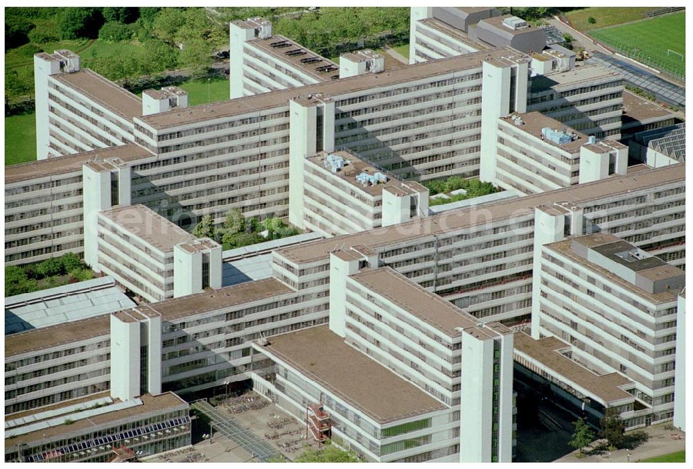 Aerial image Bielefeld - 4 Universität Bielefeld Idyllisch am Teutoburgerwald gelegen und trotzdem stadtnah, im 8 min Takt an ein überschaubares Stadtbahnsystem angebunden und auch mit dem Auto gut zu erreichen, könnte die Universität Bielefeld bald auch dein Ziel sein. Unter einem Dach vereinen sich hier 14 Fakultäten, deren Nähe zueinan der eine fachübergreifende Zusammenarbeit von Lehrenden und Studierenden ermöglicht. Als größte Einrichtung hat sich die Fakultät für Linguistik und Literaturwissenschaft bereits einen Namen gemacht, nicht zuletzt aufgrund der umfangreichen Bibliothek, die europaweit als eine der besten gilt.