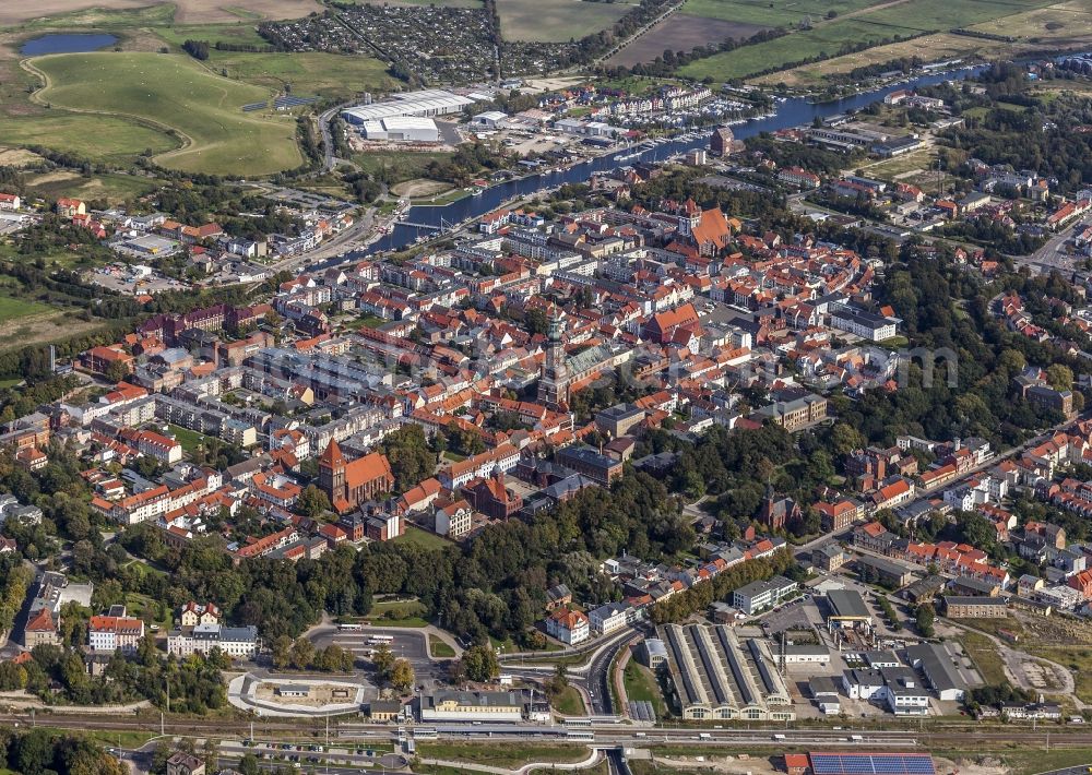 Greifswald from the bird's eye view: University and half-timbered house and block of flats residential area in the Old Town area and centre in Greifswald in the federal state Mecklenburg-West Pomerania