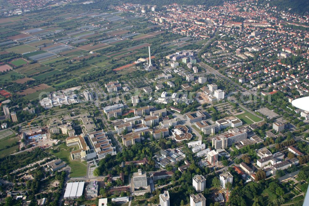 Heidelberg from the bird's eye view: Blick auf die Ruprecht-Karls-Universität Heidelberg. Auf dem Campus im Neuenheimer Feld befinden sich die Gebäude der Naturwissenschaften, Sportwissenschaften und teilweise die der Medizin. Die Universität ist eine der ältesten europäischen Universitäten und die älteste Deutschlands. Sie wurde 1386 von Kurfürst Ruprecht I. gegründet. Die Universität ist Mitglied der League of European Research Universities (LERU) und der Coimbra Group.