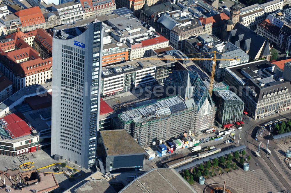 Aerial image Leipzig - Baustelle vom Neubau des Hauptgebäudes der UNI Leipzig, 4.BA am Hochhaus des MDR am Augustusplatz in 04275 Leipzig. Es entsteht ein Neubau der Aula als multifunktionales und repräsentatives Herzstück im entstehnden Campus der Universität Leipzig am Augustusplatz neben dem Hohlen Zahn, dem MDR- Hochhaus. Construction onto the main building of the University of Leipzig.