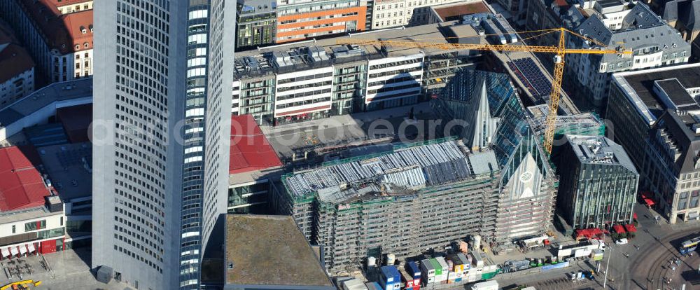 Aerial photograph Leipzig - Baustelle vom Neubau des Hauptgebäudes der UNI Leipzig, 4.BA am Hochhaus des MDR am Augustusplatz in 04275 Leipzig. Es entsteht ein Neubau der Aula als multifunktionales und repräsentatives Herzstück im entstehnden Campus der Universität Leipzig am Augustusplatz neben dem Hohlen Zahn, dem MDR- Hochhaus. Construction onto the main building of the University of Leipzig.