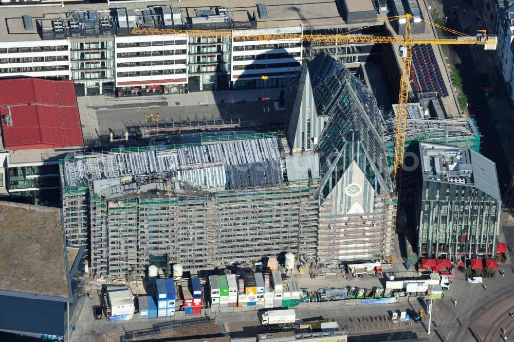 Leipzig from above - Baustelle vom Neubau des Hauptgebäudes der UNI Leipzig, 4.BA am Hochhaus des MDR am Augustusplatz in 04275 Leipzig. Es entsteht ein Neubau der Aula als multifunktionales und repräsentatives Herzstück im entstehnden Campus der Universität Leipzig am Augustusplatz neben dem Hohlen Zahn, dem MDR- Hochhaus. Construction onto the main building of the University of Leipzig.