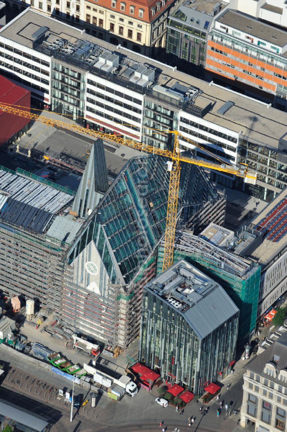 Leipzig from the bird's eye view: Baustelle vom Neubau des Hauptgebäudes der UNI Leipzig, 4.BA am Hochhaus des MDR am Augustusplatz in 04275 Leipzig. Es entsteht ein Neubau der Aula als multifunktionales und repräsentatives Herzstück im entstehnden Campus der Universität Leipzig am Augustusplatz neben dem Hohlen Zahn, dem MDR- Hochhaus. Construction onto the main building of the University of Leipzig.